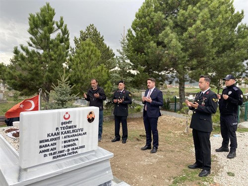 Şehidimiz P. Teğmen Kaan KANLIKUYU Şahadetinin Yıl Dönümünde Şehitlikte Ziyaret Edildi.